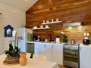 Ginger and Cacao, Luxury Villas and Cottage with Pool and Ocean Views