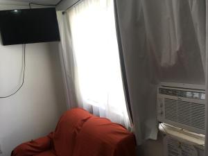 Habitacion con aire acondicionado y sofa en Departamento en el Centro Estacionamiento