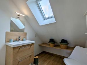 Maisons de vacances Maison confortable avec jardin clos, wifi et parking, ideale pour se ressourcer en pleine nature - FR-1-591-612 : photos des chambres