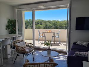 Appartement T3 avec grande terrasse et vue sur les Albères - FR-1-732-85