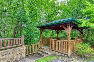 Mountain Charm- Hot Tub, Game Room, Theater Room, free Attraction Tickets!!!