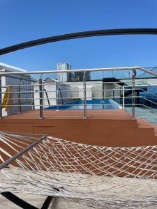 Студия с боковым видом на море