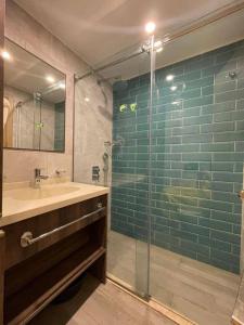 Студия с боковым видом на море