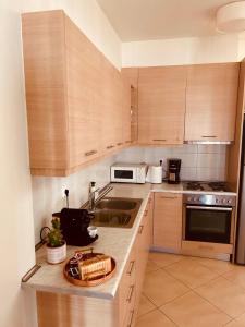 Central & Comfortable, with Acropolis view