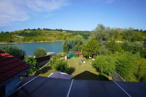 Pensiunea La Rose-lângă lac cu ponton
