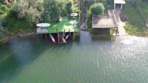 Pensiunea La Rose-lângă lac cu ponton