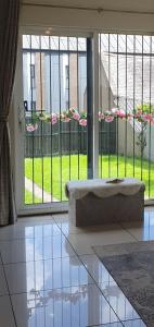 Cosy Modern 2 bed Garden view appartment, Parking, TV Wifi