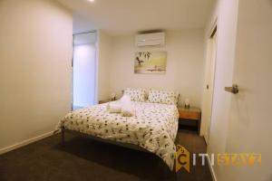 2bd 2bth - Chic Apt in Woden CBD