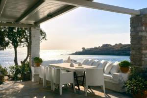 Seafront villa with private dock on the sea