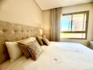 Appartement Spacieux et Moderne avec une Vue sur Montagne et Piscine