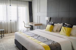 Manhattan Business Hotel, Male