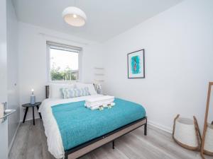 London apartment - Waterfront Terrace Parking - Pass the Keys