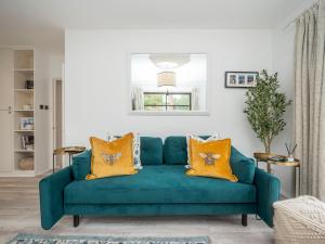 London apartment - Waterfront Terrace Parking - Pass the Keys