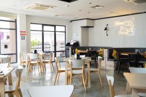 Manhattan Business Hotel, Male