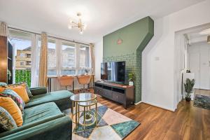 Chic 2-Bed Flat with Workspace, Balcony, Parking
