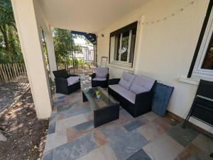 Calme mais proche toutes activités, F3 avec parking, jardin, piscine, wifi, clim dans propriété privée