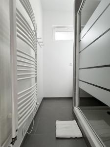 Centre-ville donnant sur cours végétalisée