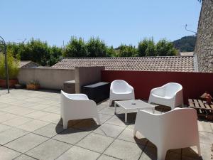 Grande terrasse et vue sur le site antique