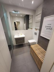 Modern Apartment with Sunny Terrace Chopin Airport