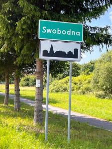 Leszczynowy domek nad jeziorem