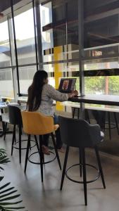 NapTapGo - Japanese Premium POD Hotel - Walk to Noida Electronic City Metro! Wifi, Lounge