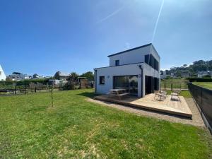 Maisons de vacances Lumineuse maison acces plage a pied a Plougasnou : photos des chambres