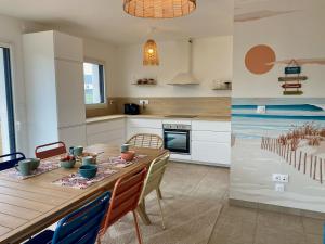 Maisons de vacances Lumineuse maison acces plage a pied a Plougasnou : photos des chambres