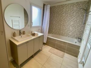 Maisons de vacances Lumineuse maison acces plage a pied a Plougasnou : photos des chambres