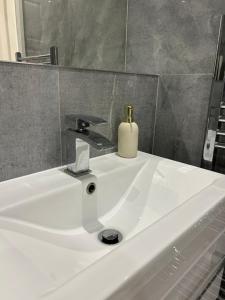 Stylish London Apartment - Stratford near ABBA Voyage, O2 Greenwich, London Stadium and Westfield Shopping Centre