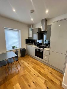 Stylish London Apartment - Stratford near ABBA Voyage, O2 Greenwich, London Stadium and Westfield Shopping Centre