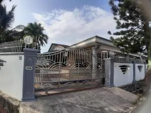 The Crown Homestay - Kempas