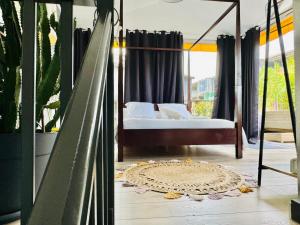 Appartements Loft atypique 130 m2 Clim patio couvert et terrasse PKG tram a 5mn a pied un acces direct au centre-ville : photos des chambres