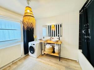 Appartements Loft atypique 130 m2 Clim patio couvert et terrasse PKG tram a 5mn a pied un acces direct au centre-ville : photos des chambres