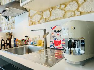 Appartements Loft atypique 130 m2 Clim patio couvert et terrasse PKG tram a 5mn a pied un acces direct au centre-ville : photos des chambres