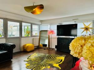 Loft atypique 130 m2 Clim patio couvert et terrasse pkg gratuit tram à 5mn à pied un accès direct au centre-ville