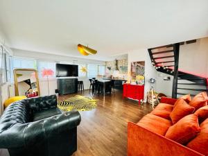Loft atypique 130 m2 Clim patio couvert et terrasse pkg privé inclus gratuit tram à 5mn à pied un accès direct au centre-ville