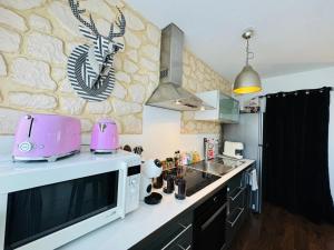 Loft atypique 130 m2 Clim patio couvert et terrasse pkg gratuit tram à 5mn à pied un accès direct au centre-ville