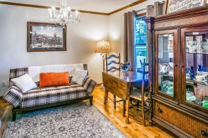 2BR Riverfront Home with Grill and Dock