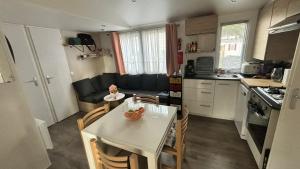 Campings MH T003 3 chambres 38m2 annee juin 2021 Clim TV lave vaisselle dans camping 4 etoiles : photos des chambres