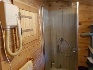 Maisons de vacances chalet 4 a 6 pers a la campagne 15 mn plages et Ajaccio grand terrain arbore calme assure : photos des chambres