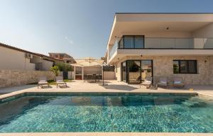 Lovely Home In Mandre With Heated Swimming Pool 