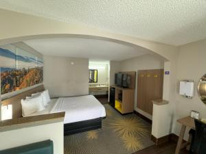 Queen Room - Non-Smoking room in Days Inn & Suites by Wyndham Tuscaloosa - Univ. of Alabama
