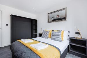 TWO BED Modern Apartment 5min walk to Town centre with Free Parking ! Under New Management