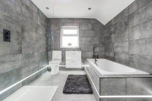 TWO BED Modern Apartment 5min walk to Town centre with Free Parking ! Under New Management