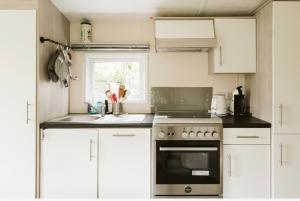 Mooi chalet in havenplaatsje op fietsafstand van het strand bij Ouddorp