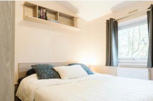 Mooi chalet in havenplaatsje op fietsafstand van het strand bij Ouddorp