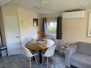 Mooi chalet in havenplaatsje op fietsafstand van het strand bij Ouddorp