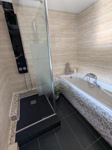 Maisons de vacances Teresa Beaute - grande maison 4 chambres proche La Rochelle Ile de Re avec piscine : photos des chambres