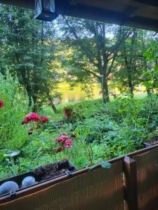 Romantische Gartenlaube mit Blick auf die Elbe