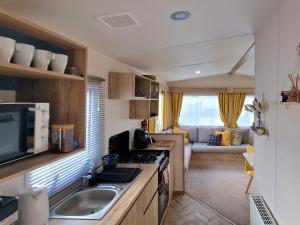 Anas Coworth, West Sands, Seal Bay Resort